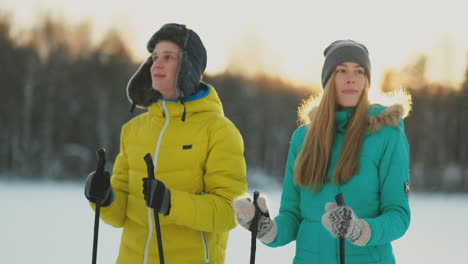 Family-skiers-spend-the-weekend-together-doing-skiing-in-the-woods.-Healthy-lifestyle.-Slow-motion.-Loving-couple